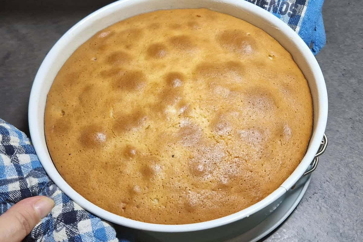 Torta al latte caldo: alta, sofficissima e golosa! Facile da