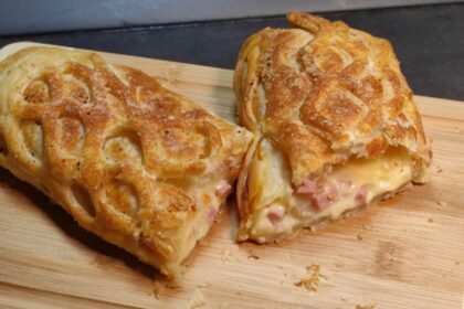 Strudel salato di sfoglia prosciutto e formaggio: un piatto rustico