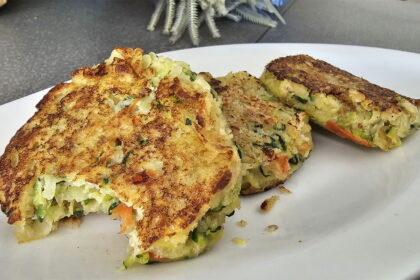 Burger di zucchine, con patate e pomodorini