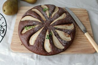 Torta cioccolato e pere: raddrizza le giornate storte