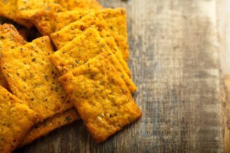 Cracker salati al sesamo: dorati, croccanti e deliziosi