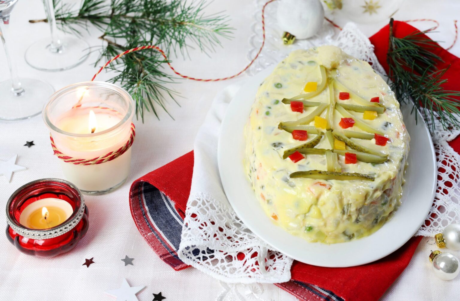 Insalata russa vestita a festa per Natale