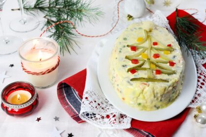 Insalata russa vestita a festa per Natale