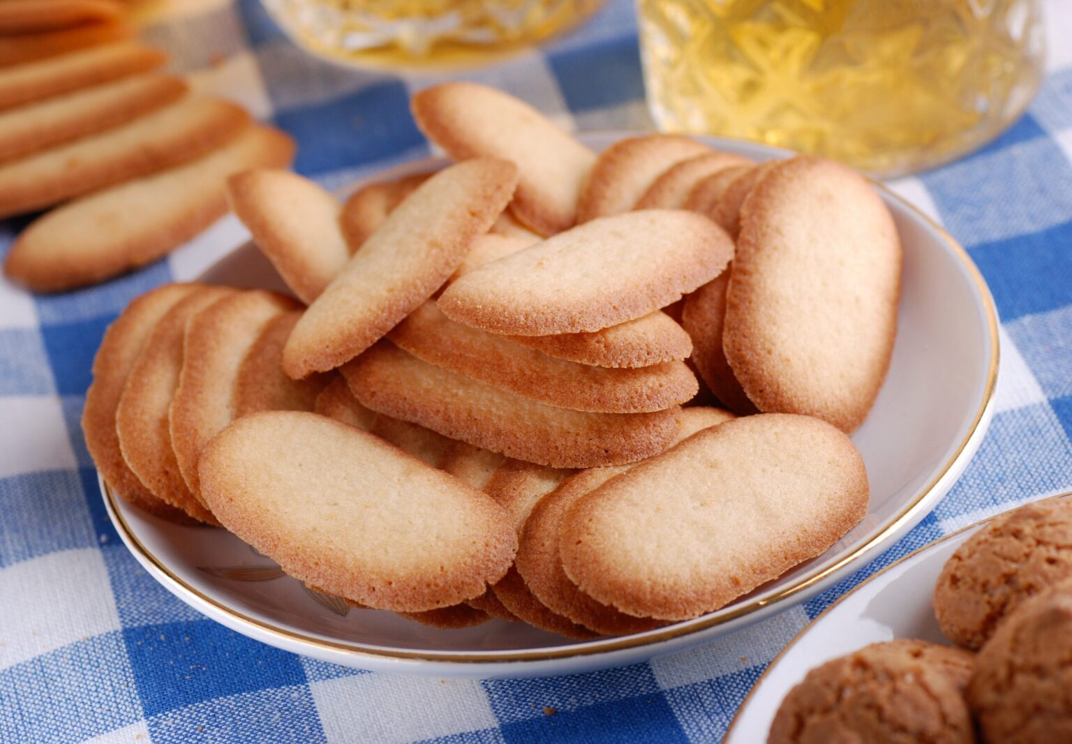 Biscotti lingue di gatto con 4 ingredienti: deliziosi all’ora del tè!