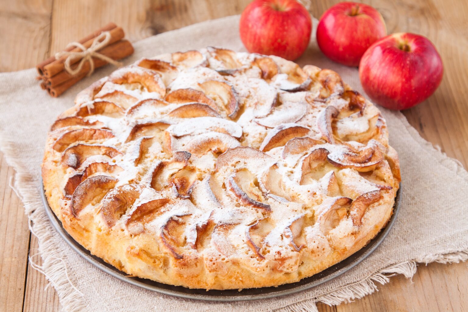 Torta di mele svizzera: profuma di vaniglia e di mandorle