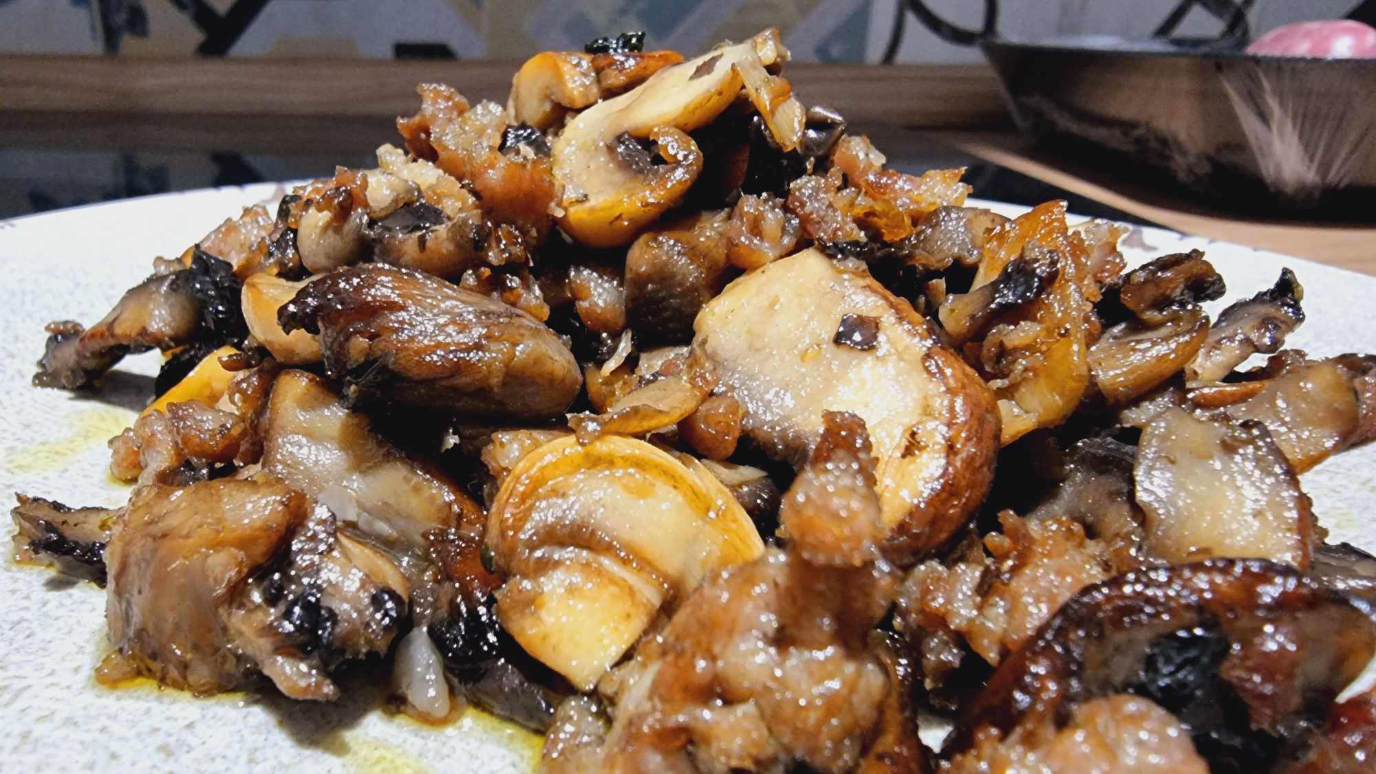 Funghi e salsiccia: ottimi come secondo, per condirci la pasta e sulle bruschette. In 15 minuti porti in tavola!