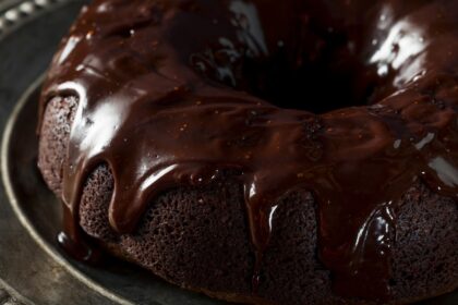 Ciambellone al cacao ricoperto di cioccolato: una goduria!