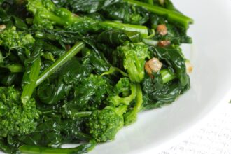 Cime di rapa saltate: le cucino in padella con aglio e peperoncino