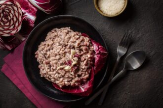 Risotto al radicchio: delizioso, cremoso e facilissimo