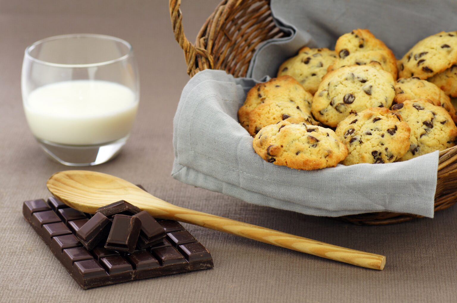 Cookies fatti in casa, i biscotti con tantissime gocce di cioccolato