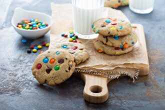 Smarties cookies: i biscottoni allegri, tempestati di cioccolato colorato!