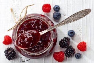 Marmellata ai frutti di bosco congelati: velocissima e senza zucchero