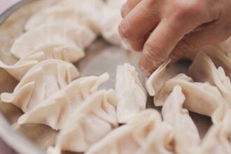 Ravioli cinesi: preparo così l’impasto, li farcisco e li cuocio al vapore