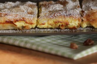 Bougatsa: il dolce greco croccante fuori, cremoso dentro