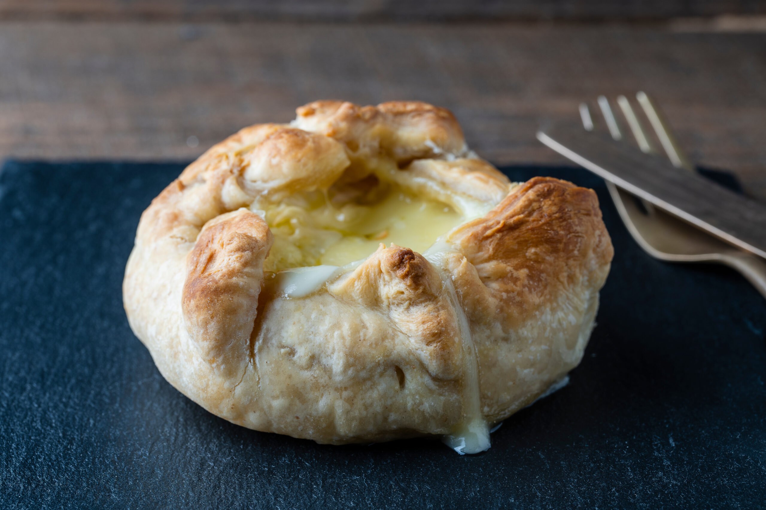 Brie in crosta: una fonduta goduriosissima, perfetta anche a Pasqua