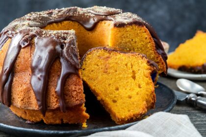 Ciambellone di carote glassato al cioccolato fondente: insuperabile!