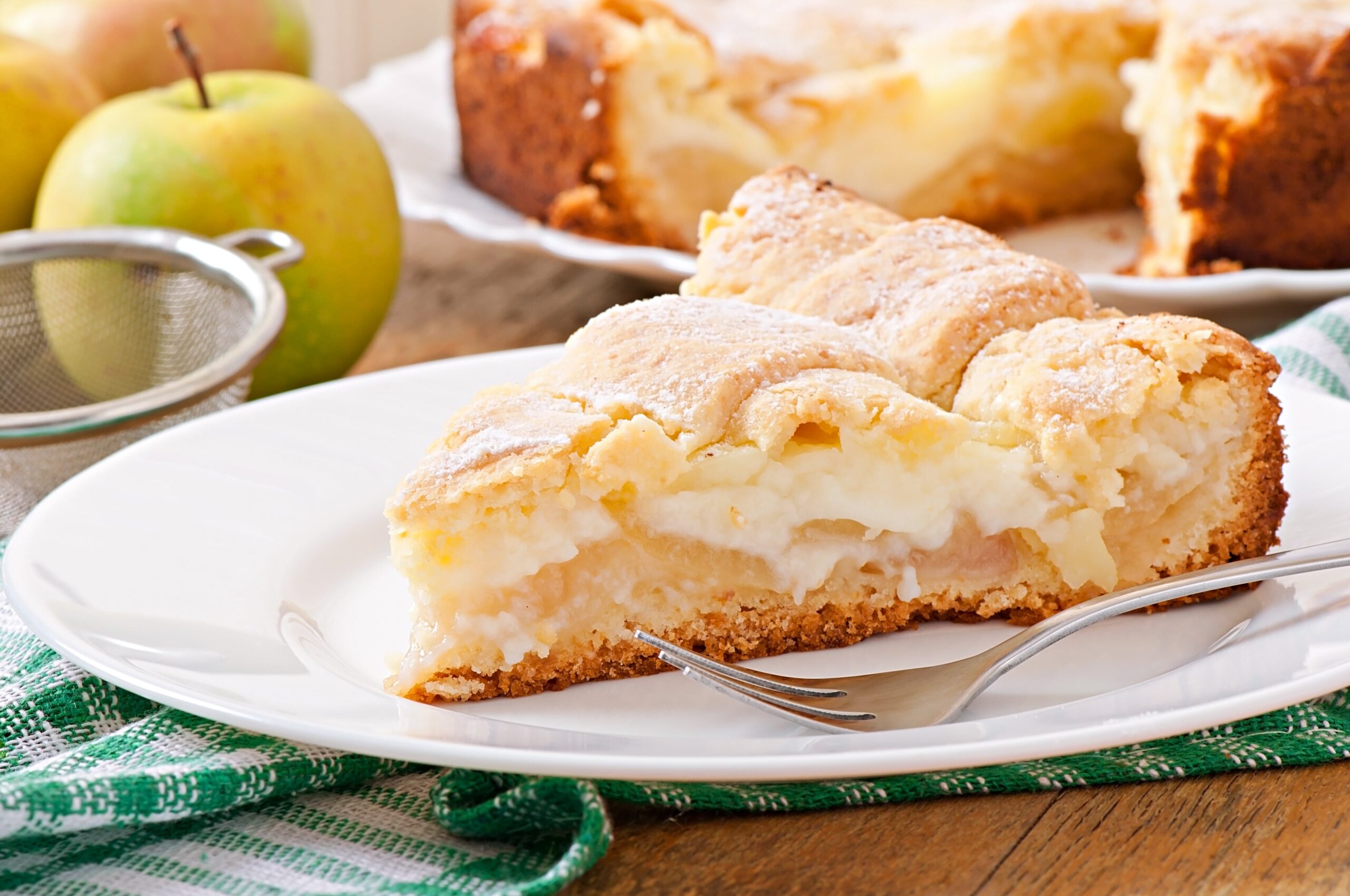 Crostata ripiena di mele con crema alla ricotta