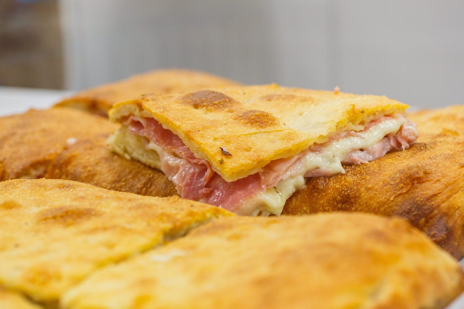 Focaccia farcita con il ripieno più goloso di tutti: prosciutto e formaggio