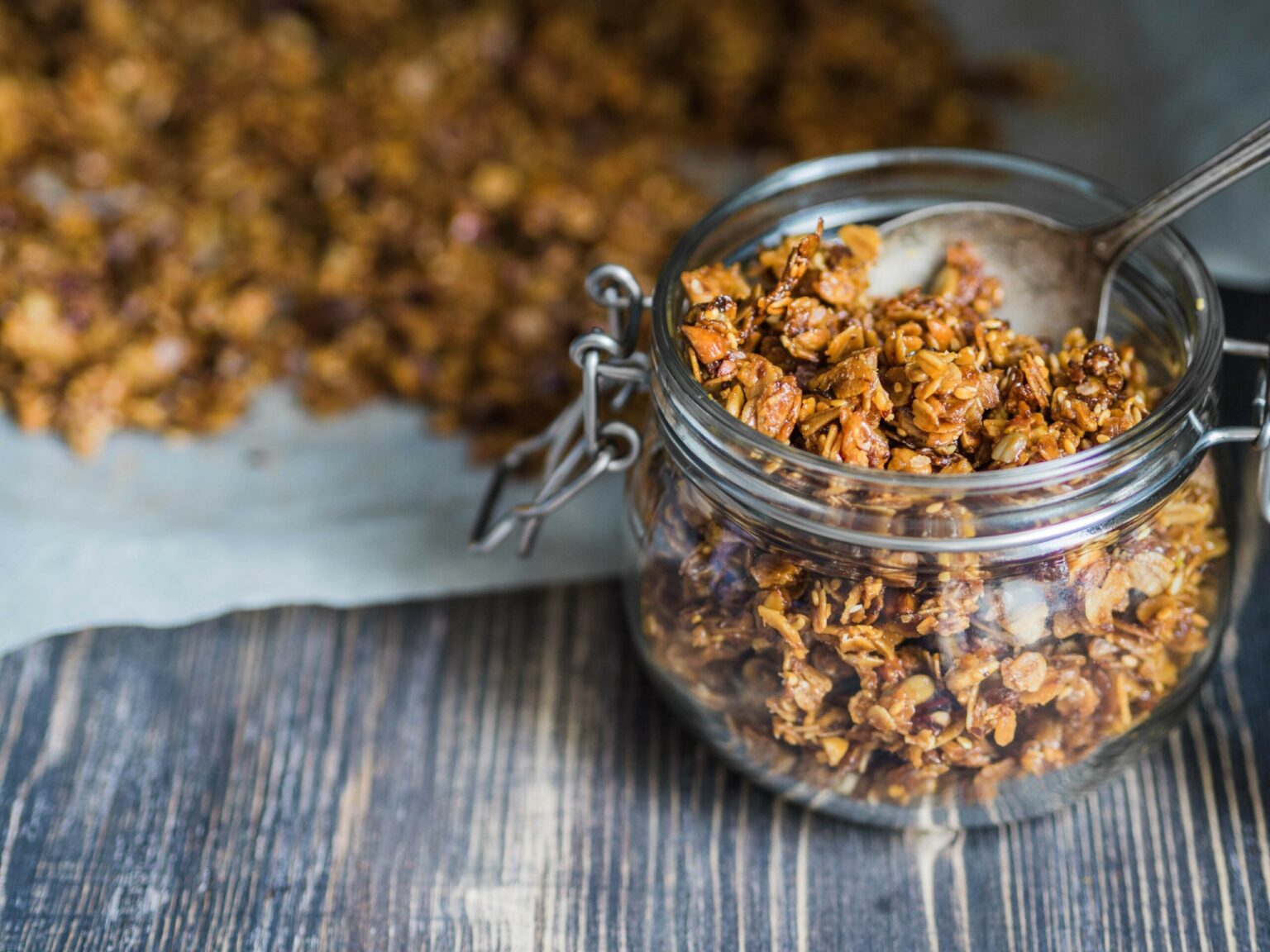 Granola fatta in casa per una colazione sana e nutriente