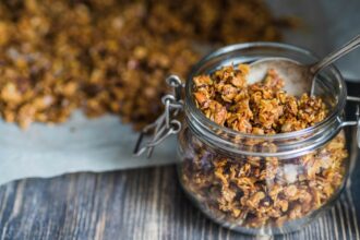 Granola fatta in casa per una colazione sana e nutriente