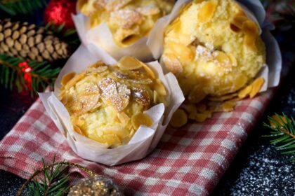 Muffin mele e mandorle: scrigni di golosità, semplici e genuini