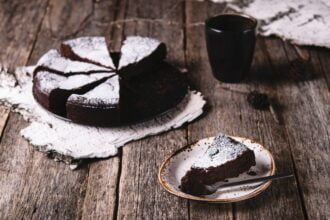 Torta al cioccolato senza niente: proteica e dietetica