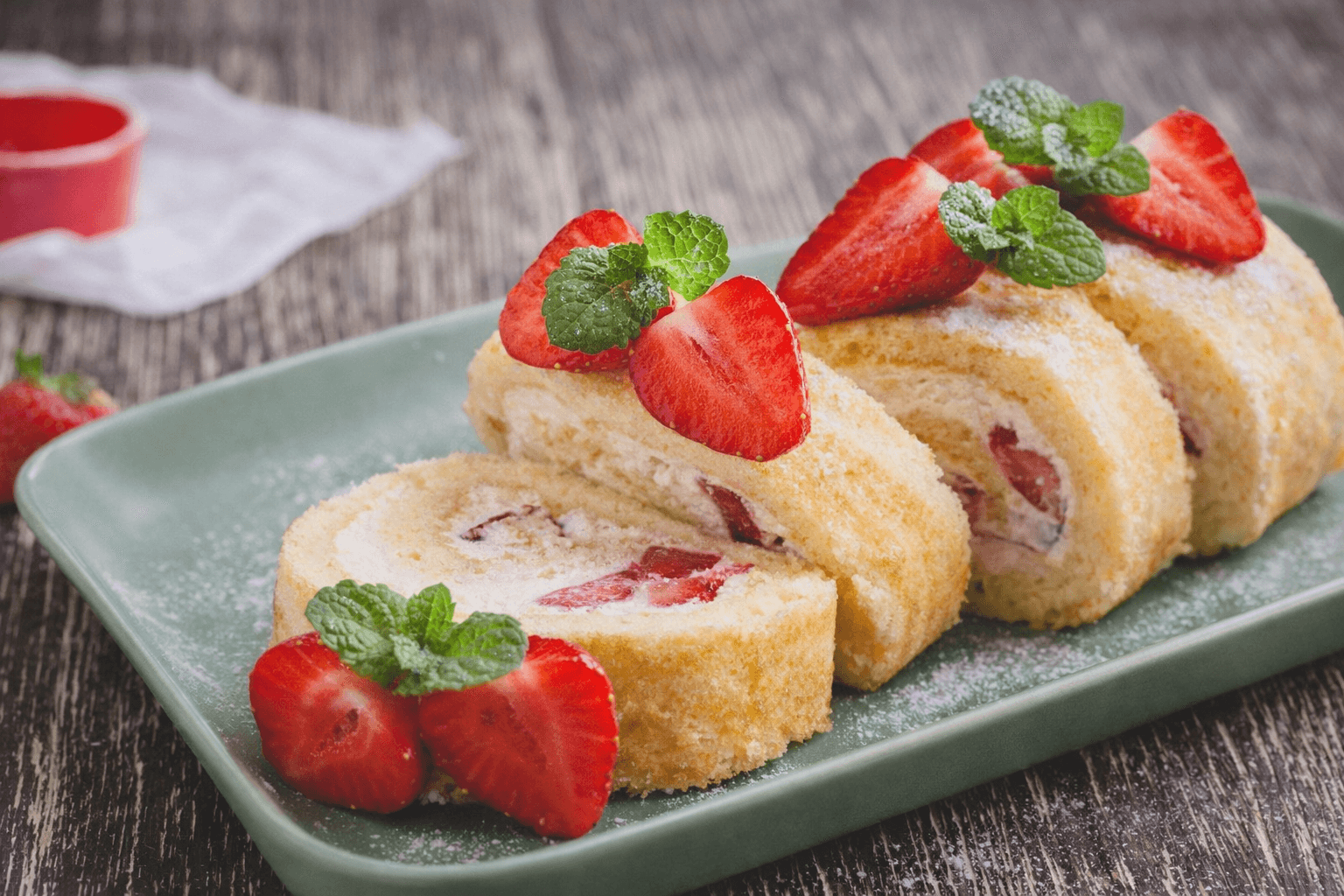 Swiss roll alle fragole: delizia di primavera