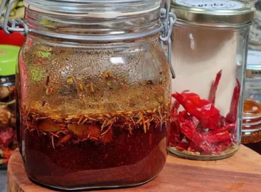 Olio al pepe di Cayenna fatto in casa: ottimo per dolori articolari, reumatici e muscolari