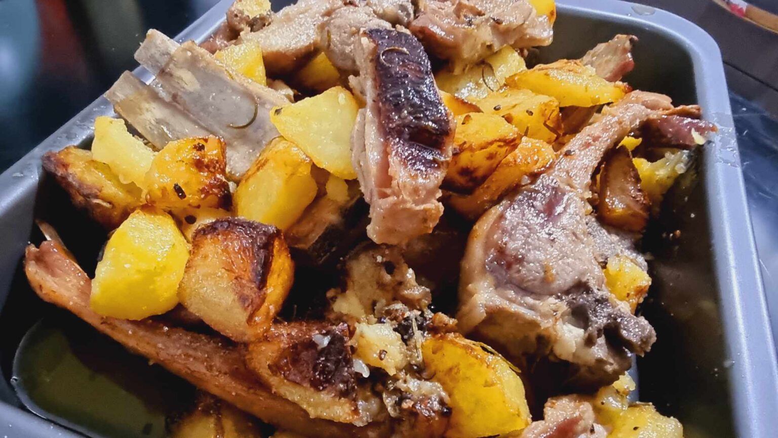 Agnello con patate: un secondo succulento e saporito al forno