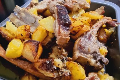 Agnello con patate: un secondo succulento e saporito al forno