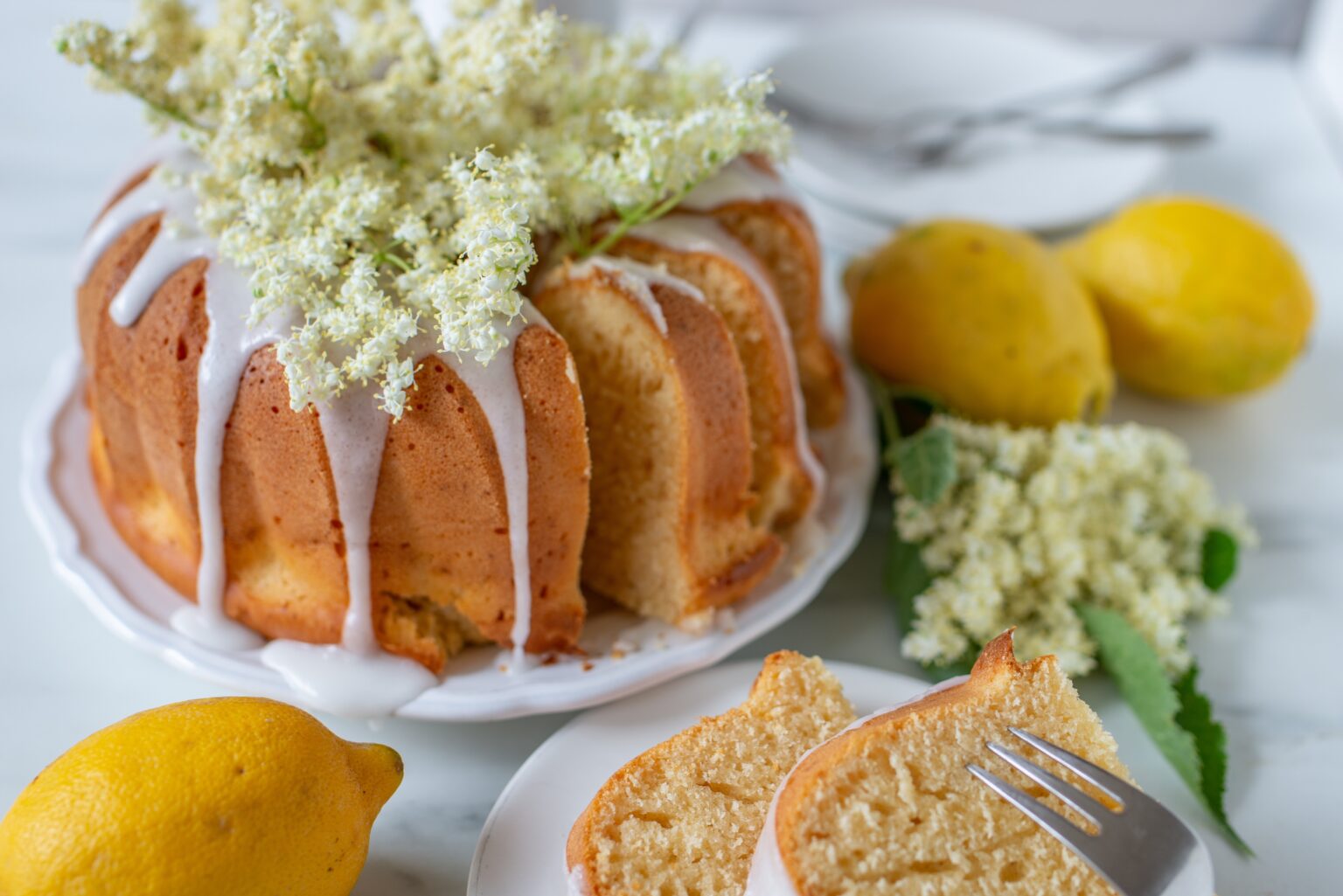 Ciambellone con fiori di sambuco: la torta di una volta