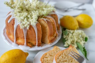 Ciambellone con fiori di sambuco: la torta di una volta