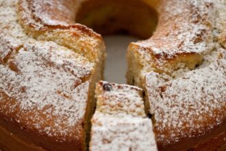 Ciambellone con gocce di cioccolato: morbidissimo al burro