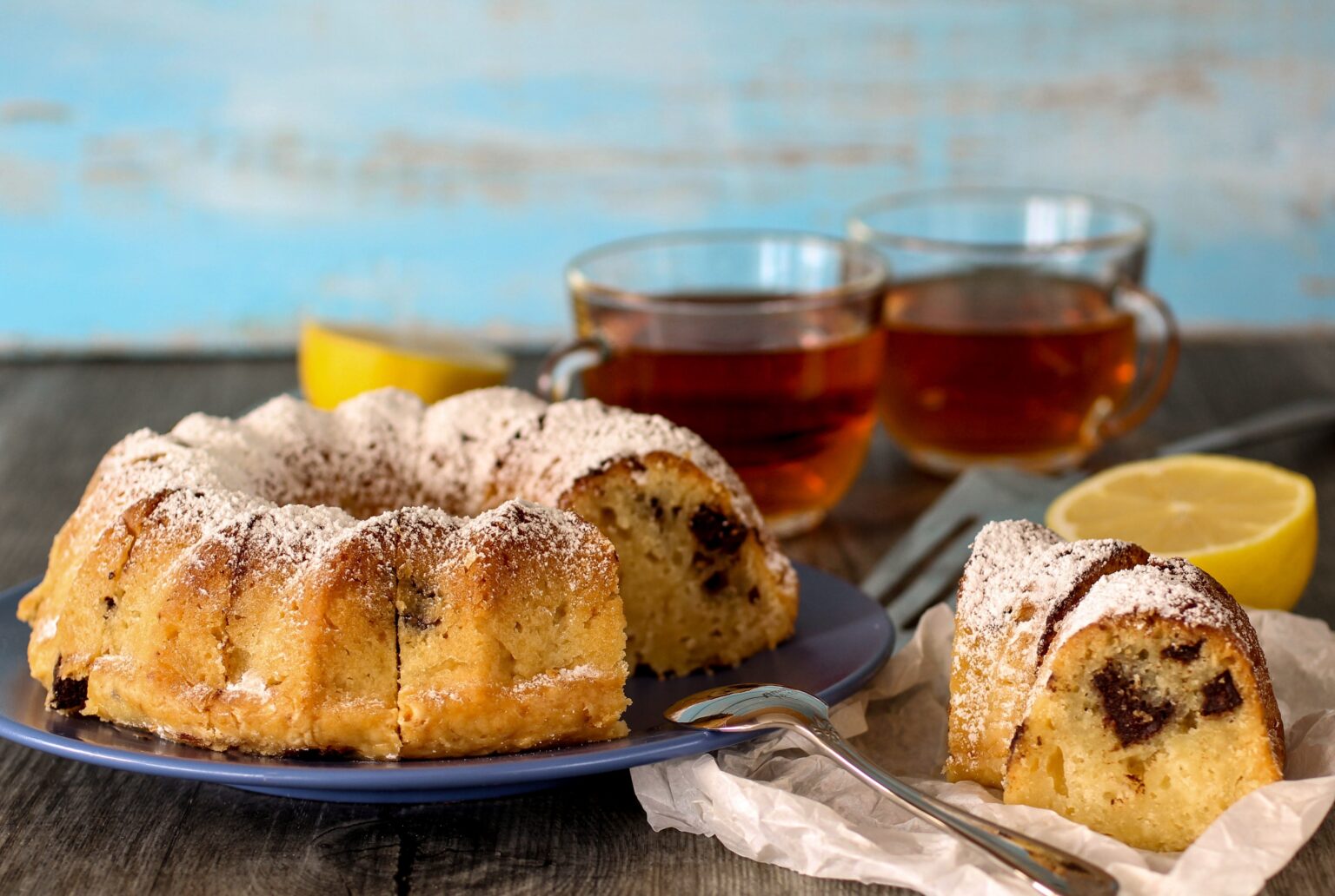 Ciambella con pezzi di cioccolato: un dolce squisito riciclare le uova di Pasqua