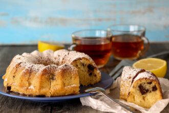 Ciambella con pezzi di cioccolato: un dolce squisito riciclare le uova di Pasqua