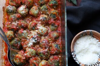 Polpette spinaci e ricotta: cuociono in un sughetto saporito