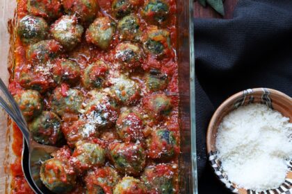 Polpette spinaci e ricotta: cuociono in un sughetto saporito