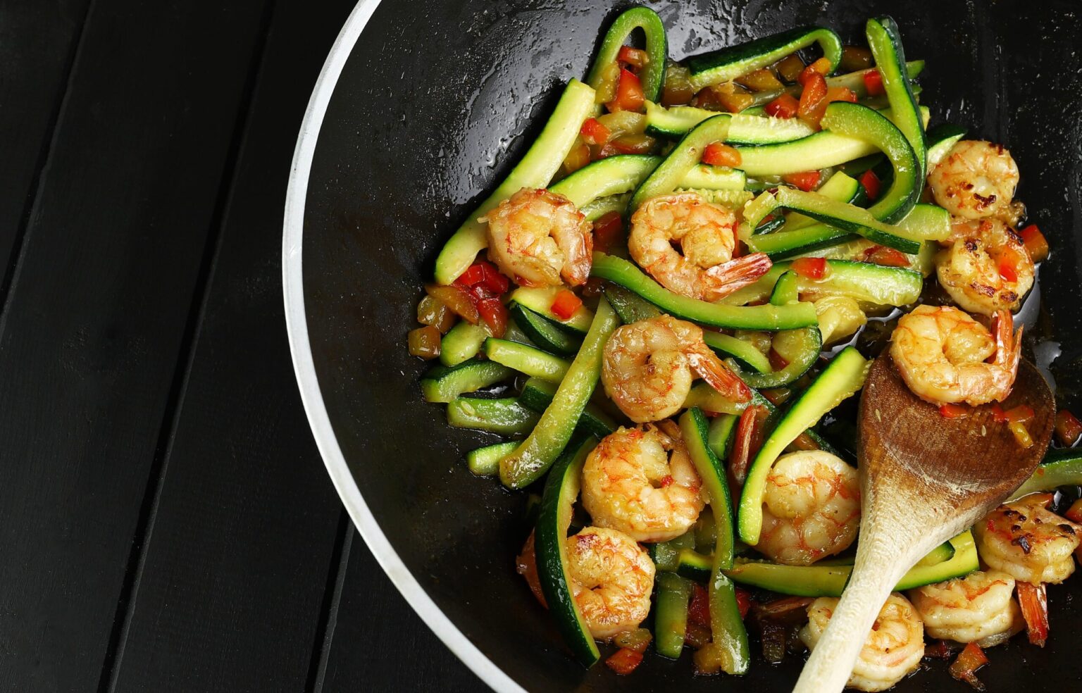 Spaghetti di zucchine con gamberi e granella di pistacchio: un primo leggerissimo!