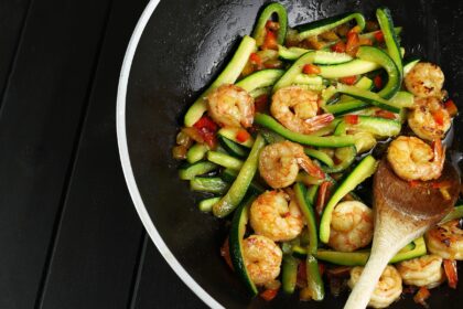 Spaghetti di zucchine con gamberi e granella di pistacchio: un primo leggerissimo!