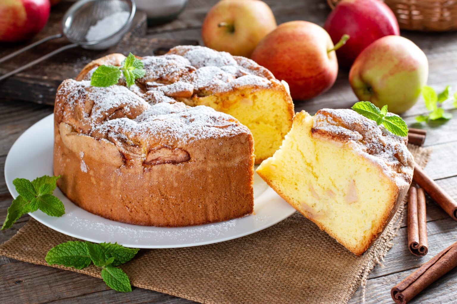 Torta altissima alle mele: sembra quasi debordare dallo stampo!