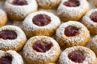 Biscotti senza cottura cocco e marmellata: deliziosi!