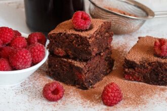 Brownies ai lamponi e cioccolato fondente: delizia di primavera