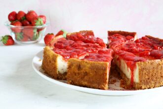 Cheesecake cotta alle fragole e ricotta: la cuocio nel forno, è delicata e golosa