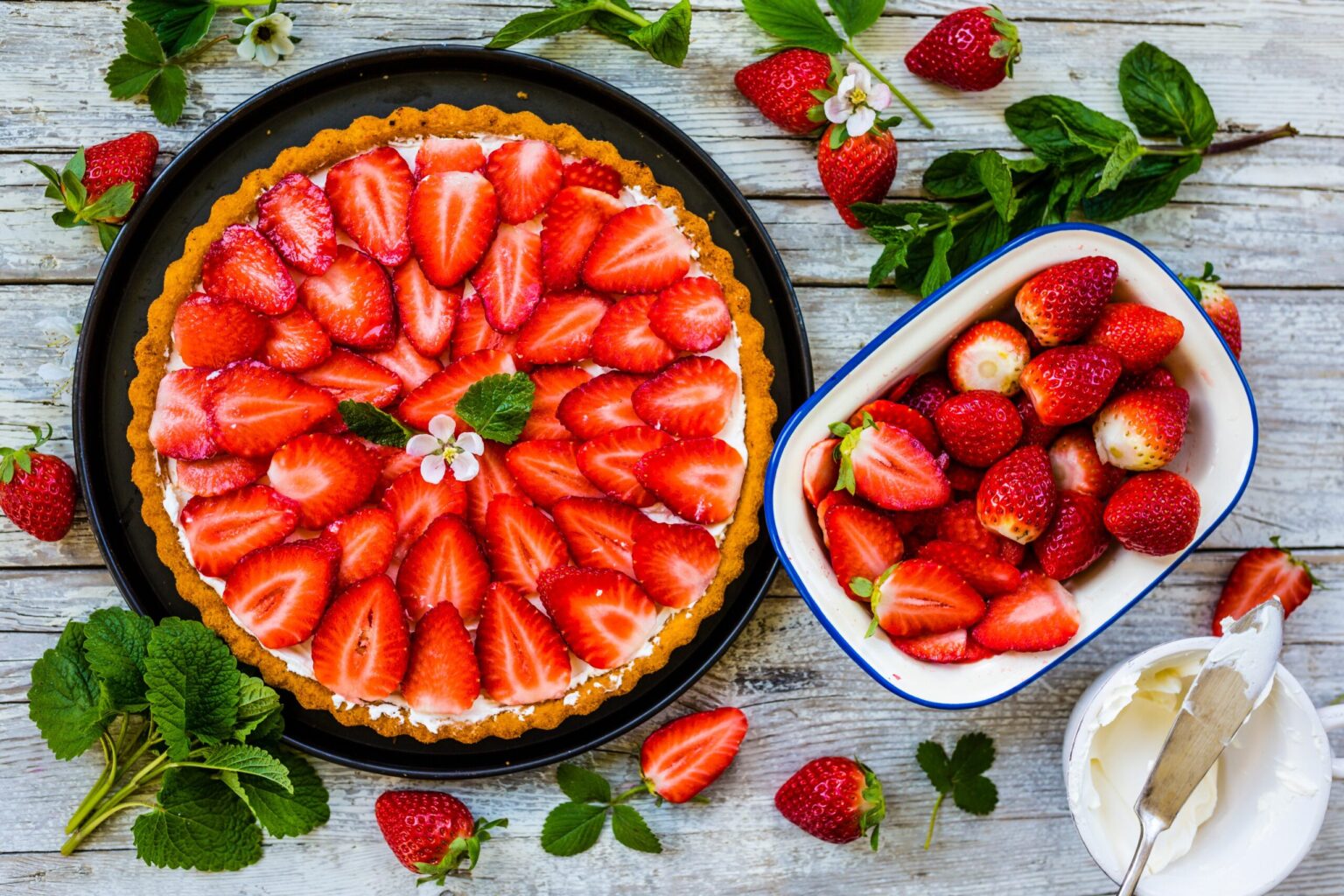 Crostata senza cottura: la preparo con le fragole e una crema al limone