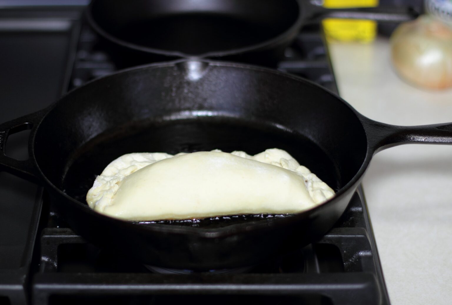 Panzerotti in padella pomodoro e mozzarella: una vera specialità