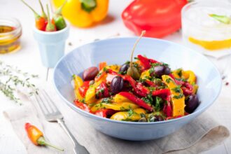 Peperoni in padella con olive e capperi: colorati e saporiti!