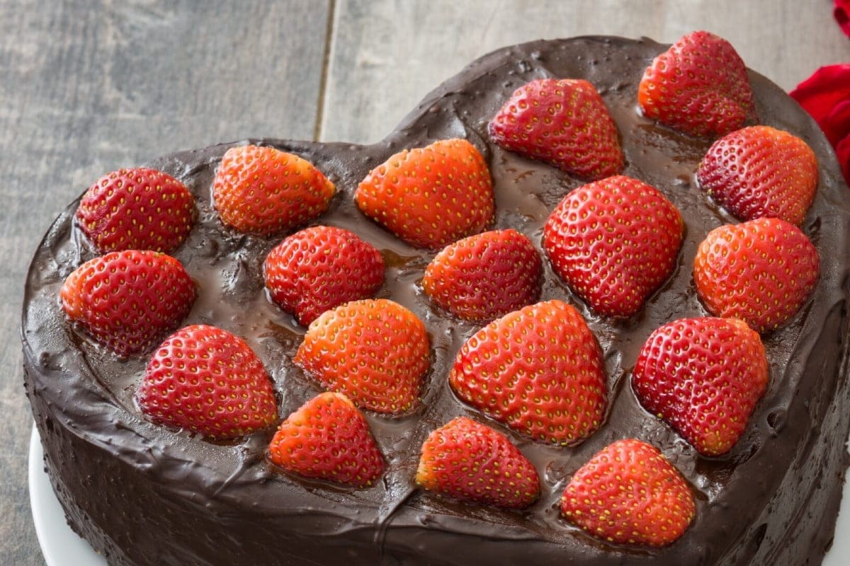 Torta cuore con fragole e cioccolato: per festeggiare la mamma