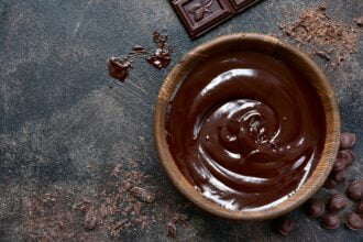 Ganache al cioccolato: una preparazione base utilissima