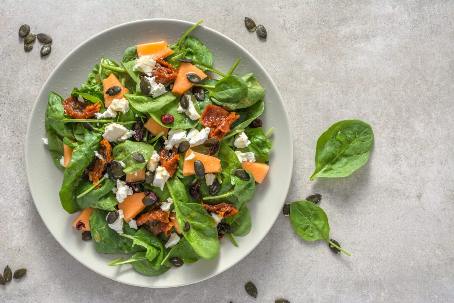 Insalata spinacini melone e feta: fresca e dissetante