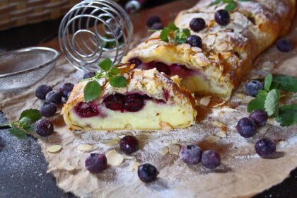 Strudel con crema pasticcera e mirtilli: una meraviglia!